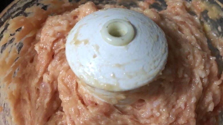 藕夹,将馅料打成蓉,如图。