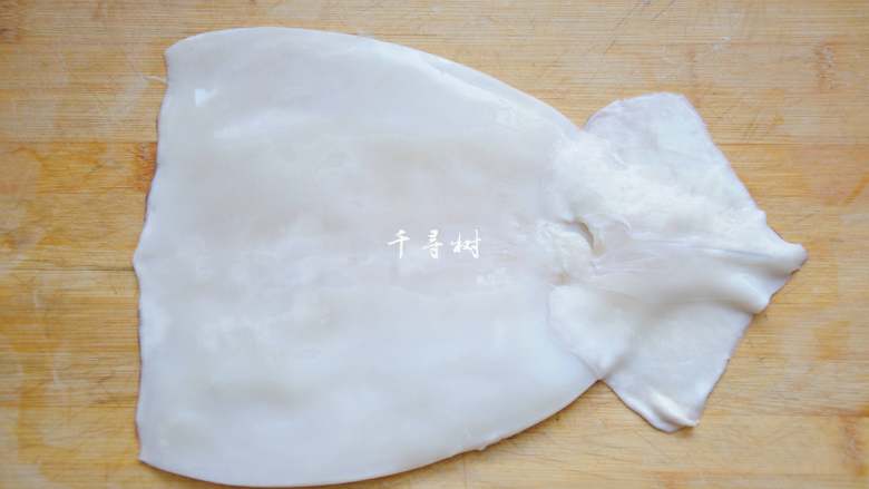 鱿鱼卷爆炒洋葱青辣椒 ,<a style='color:red;display:inline-block;' href='/shicai/ 345'>鱿鱼</a>一只,除去鱼身表面的膜,冲洗干净。
