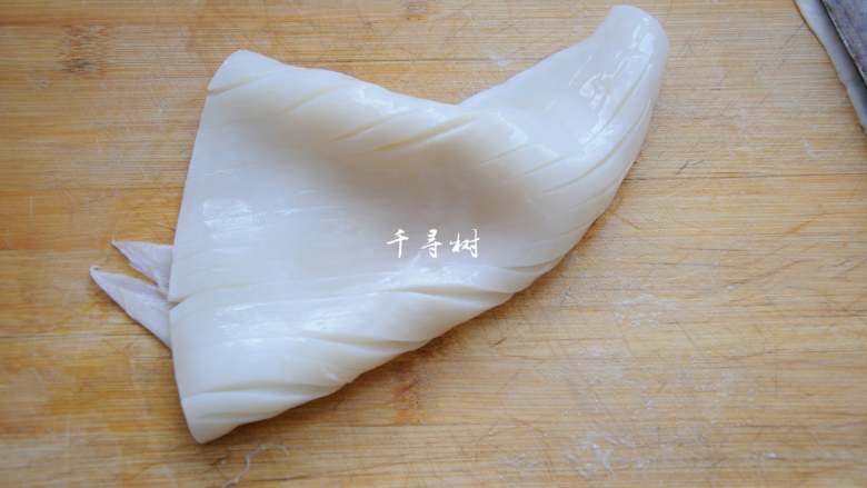 鱿鱼卷爆炒洋葱青辣椒 ,给鱿鱼改十字花刀,先从斜方向入到,斜切,不要切透,间距3-5毫米,距离近点成品漂亮。