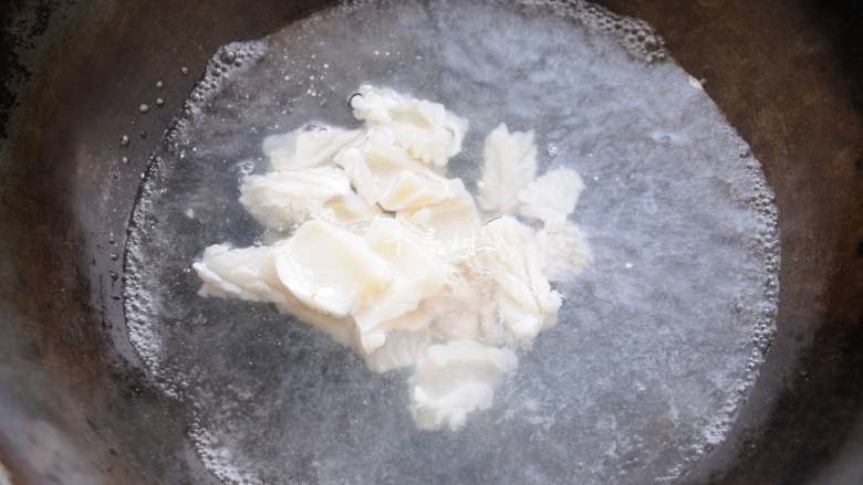 鱿鱼卷爆炒洋葱青辣椒 ,烧开一锅水,水沸后下入改刀好的鱿鱼片, 鱿鱼片很快就会卷起来,大约十几秒,不要焯水时间太久,会失去鱿鱼鲜嫩的口感。