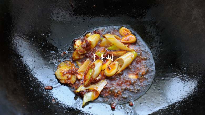 鱿鱼卷爆炒洋葱青辣椒 ,倒入葱姜蒜,转大火爆出香味。