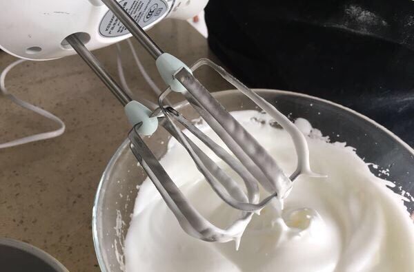 味淋香葱烟囱戚风蛋糕,接下来打发蛋白霜,三次或者一次性加入糖都可以。只要将蛋白打发至硬性。提气打蛋器蛋头,可以看到直直的尖头。