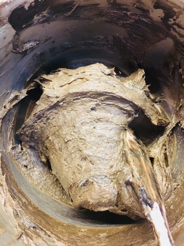 可可奶酪磅蛋糕,切拌,压拌。搅拌至无干粉即可。不要过度搅拌哦