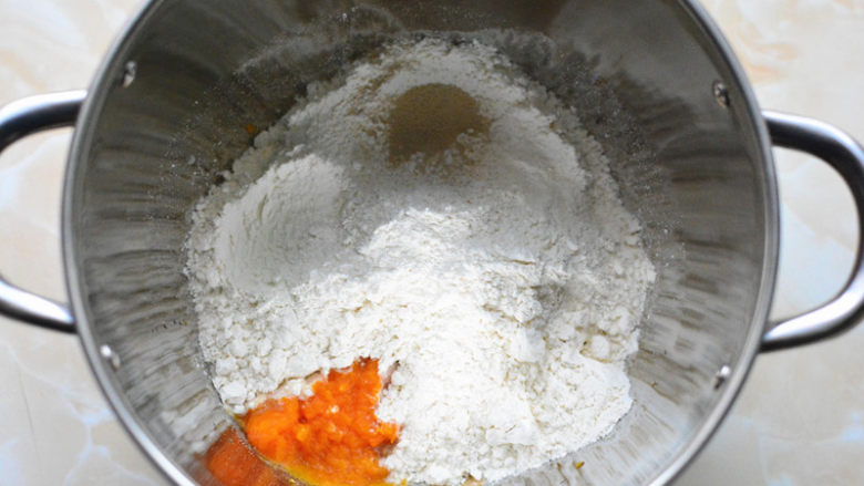 小熊维尼馒头,
把黄色面团所有的材料放进厨师机的面缸里,记住,是所有材料,如果没有厨师机,也可以
用面包机,面包机也没有话,那就用手揉吧