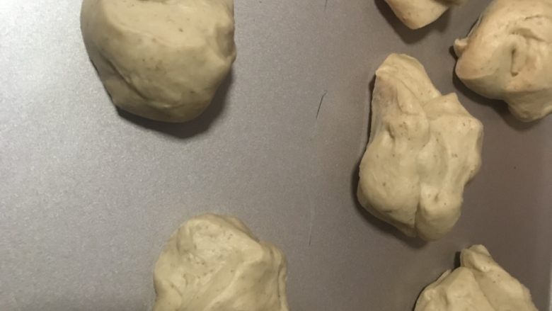 全麦红枣桂圆红糖软欧,整形分成6等份,松弛15分钟