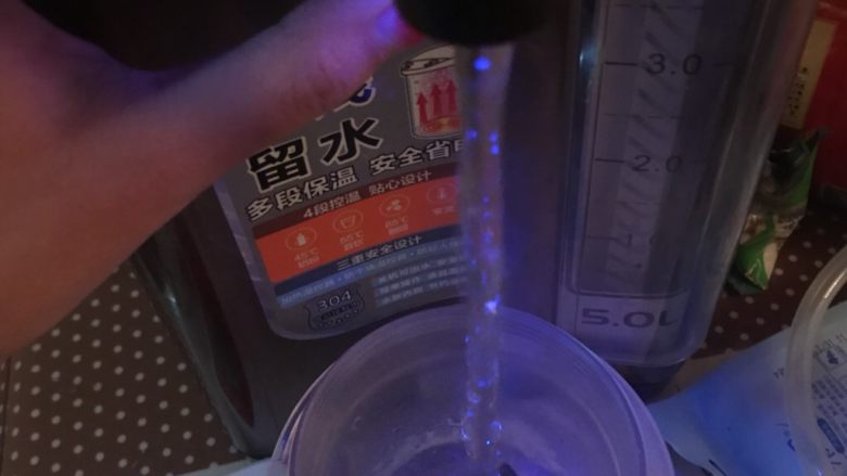 全麦红枣桂圆红糖软欧,加入150g的开水搅散