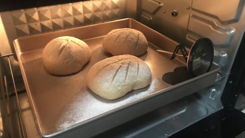 全麦红枣桂圆红糖软欧,上火150度下火130度中层40分钟(学厨模具受热快,所以下火要注意)