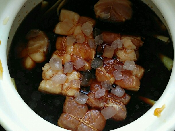 东坡肉,放一大勺<a style='color:red;display:inline-block;' href='/shicai/ 788'>生抽</a>,适量<a style='color:red;display:inline-block;' href='/shicai/ 762'>老抽</a>,半斤<a style='color:red;display:inline-block;' href='/shicai/ 899'>花雕酒</a>(料酒也可以,我家只有<a style='color:red;display:inline-block;' href='/shicai/ 899'>花雕酒</a>),半勺盐(由于我是北方人,实在吃不了盐味淡,甜味重的肉,所以我就加了半勺盐,介意可以不放)上面撒一把<a style='color:red;display:inline-block;' href='/shicai/ 866'>冰糖</a>,大火烧开,小火炖一个小时。这就是小火慢炖的菜,想吃美食,就得付出。