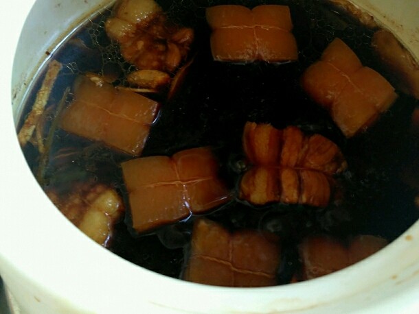 东坡肉,中间翻面一次,猪皮朝上