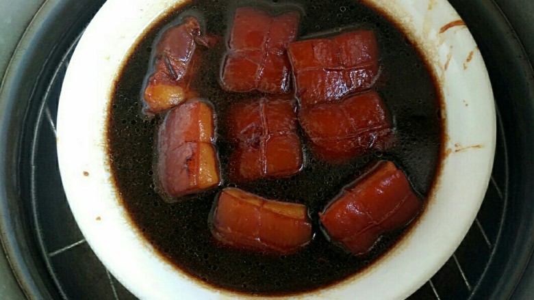 东坡肉,煮一个小时后,把肉块从砂锅里夹到碗里,把剩余的汤汁也倒碗里,葱姜片就不要了