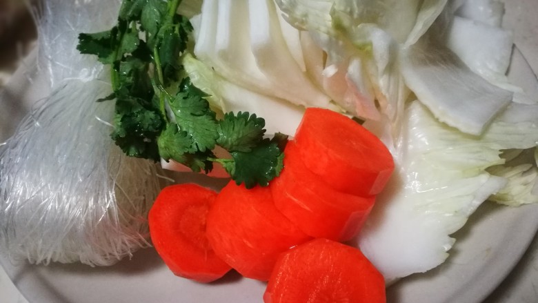 金包含珠~油豆腐酿肉煲,所需食材备齐