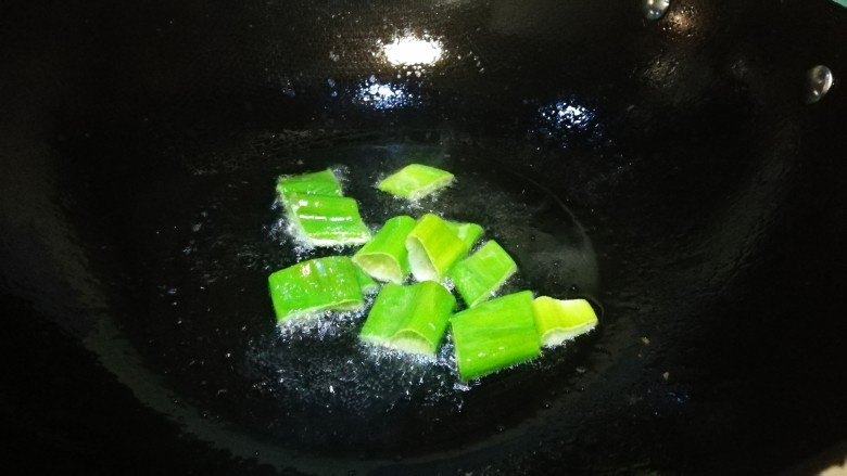 金包含珠~油豆腐酿肉煲,锅中油热下葱花