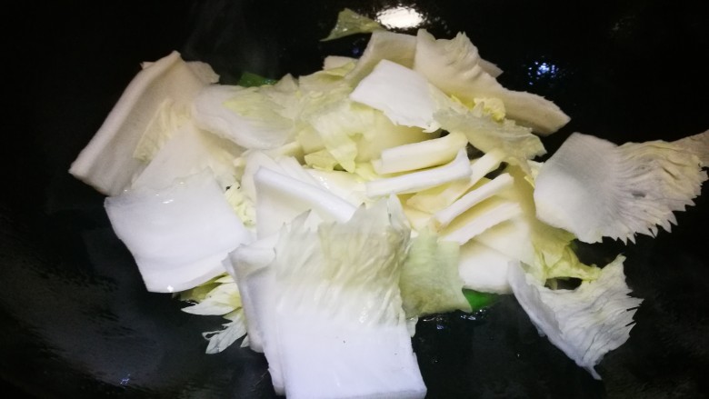 金包含珠~油豆腐酿肉煲,倒入<a style='color:red;display:inline-block;' href='/shicai/ 113'>大白菜</a>