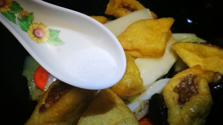 金包含珠~油豆腐酿肉煲,加盐