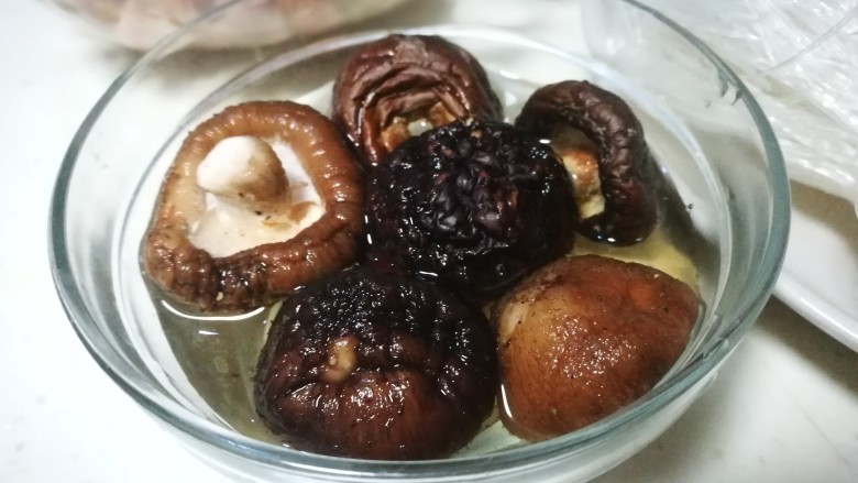 金包含珠~油豆腐酿肉煲,<a style='color:red;display:inline-block;' href='/shicai/ 230'>香菇</a>泡发