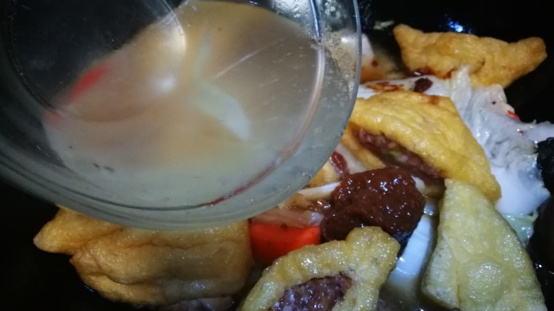 金包含珠~油豆腐酿肉煲,加入<a style='color:red;display:inline-block;' href='/shicai/ 93'>鸡汤</a>炖煮