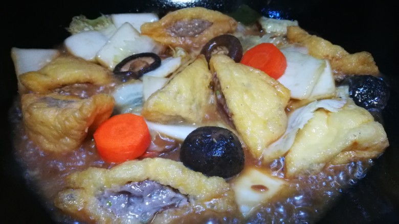 金包含珠~油豆腐酿肉煲,煮至肉馅快熟