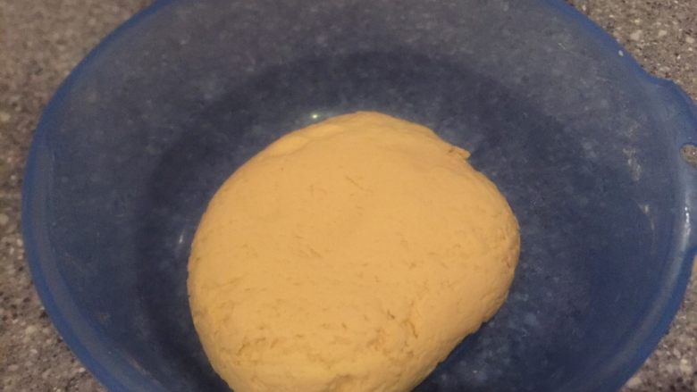 黄金玉米面馒头,在盖上保鲜膜发酵,我都是晚上合面早上做,一早起来就发酵好了。