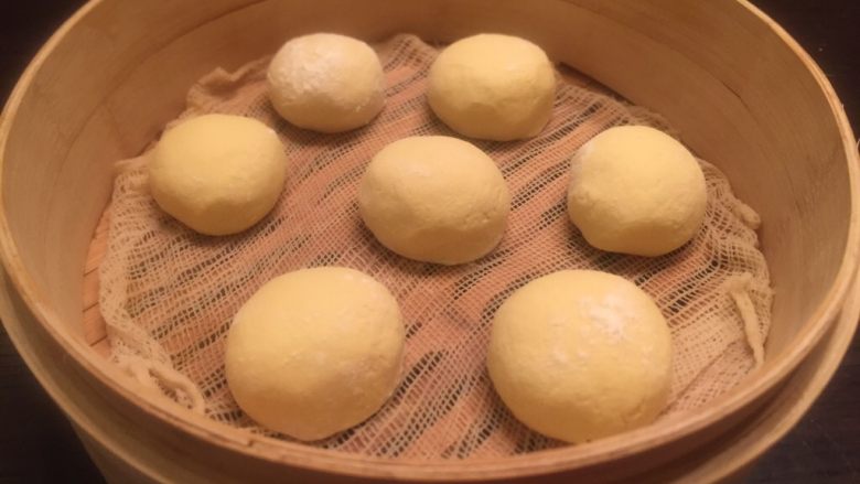 黄金玉米面馒头,电蒸笼铺上屉布放入馒头。