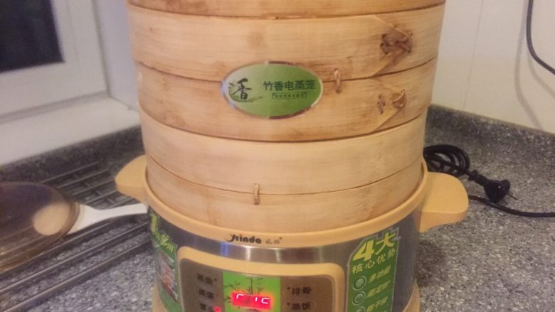 黄金玉米面馒头,开始蒸了,20钟自动关电。