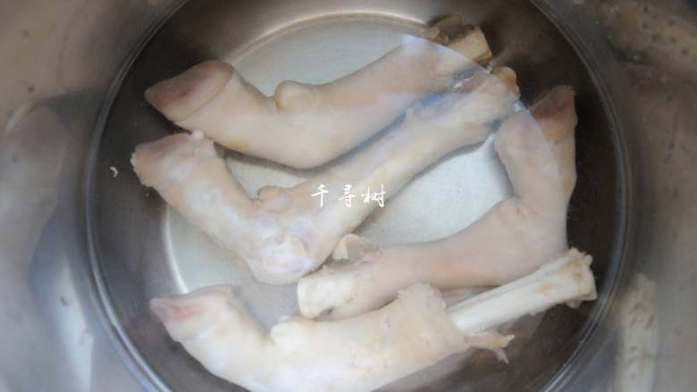 红烧羊蹄 看了就让你流口水的进补大菜,加水直至没过羊蹄1-2厘米,加入料酒1勺去腥膻。
