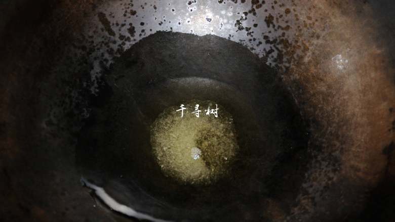 红烧羊蹄 看了就让你流口水的进补大菜,锅内放油开小火,放入1勺<a style='color:red;display:inline-block;' href='/shicai/ 869'>白砂糖</a>炒糖色。