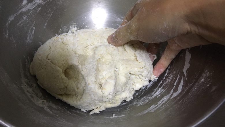 全麦馒头,用手开始揉,需要注意的是面团是有些干的状态,不要担心,慢慢揉