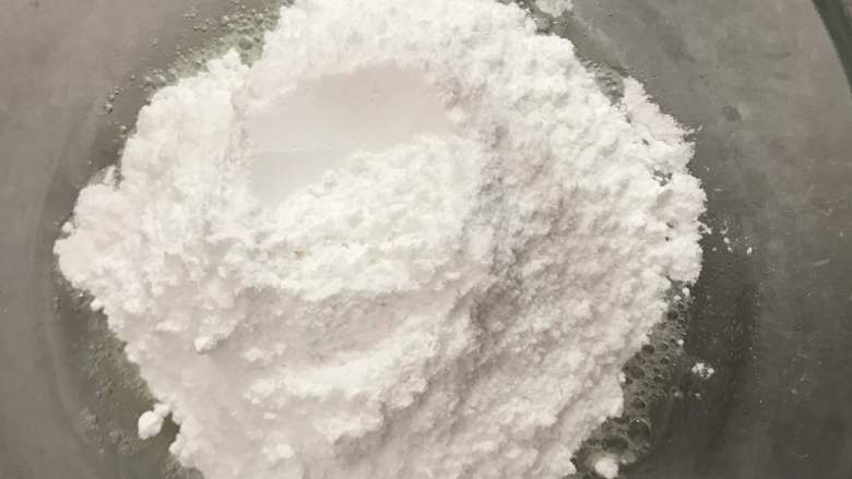 圣诞糖霜蛋糕,加入糖粉,用刮刀搅拌成浓稠状。