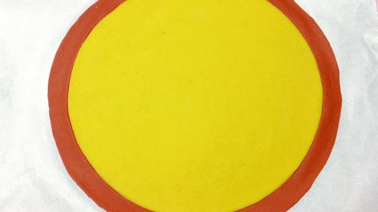 幸运福,如图:把切好的红色圈条围在黄色面饼上。