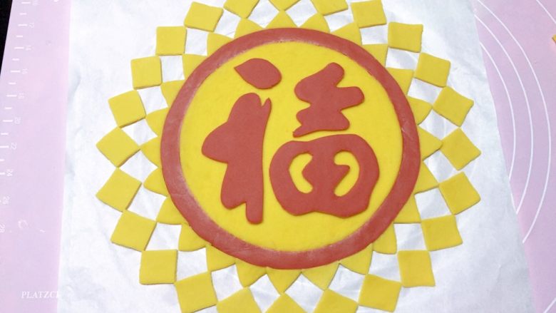 幸运福,如图:再将24个小正方形摆放在小三角的外围(尖角对尖角)就OK啦。一个美美的幸运福就呈现在你面前啦。
