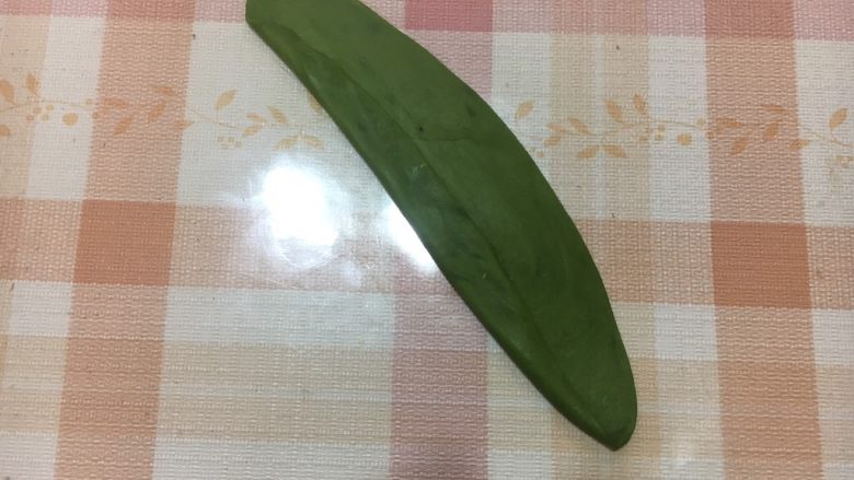 白雪公主与七矮人,将抹茶面团擀成扁平状,将一端往内折入,制造出点厚度。