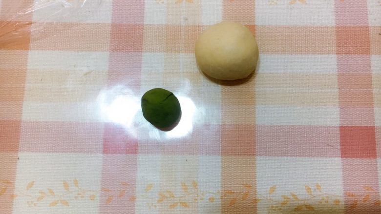 白雪公主与七矮人,取出一个胡萝卜面团,抹茶面团、整成表面光滑的圆形。