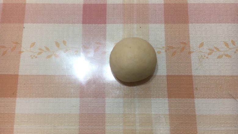 白雪公主与七矮人,将胡萝卜面团取出,分成8等份,每份切出一小部分,作为手部(手部每克约1g,脸部每克约20g)。取出一个胡萝卜面团,将面团整成表面光滑的圆形。