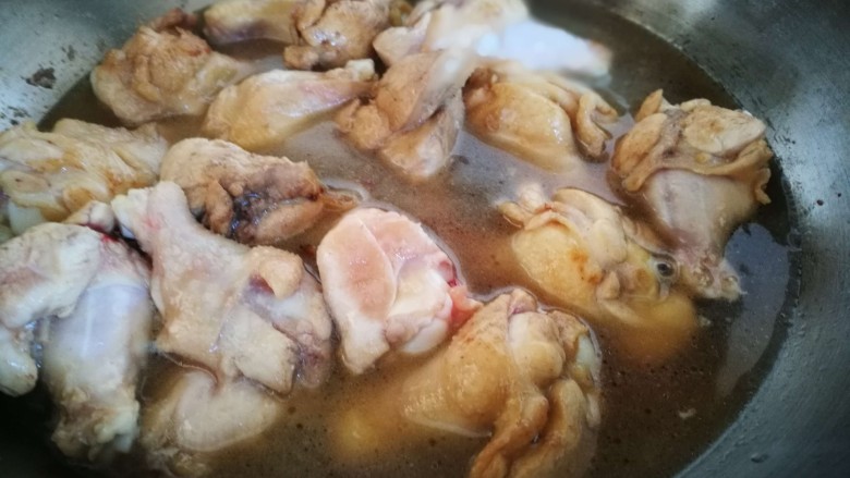 红烧杏鲍菇鸡翅根,添加清水