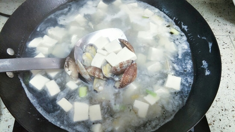花蛤豆腐汤,汤开后,花蛤基本也开了,再煮一会就可以了