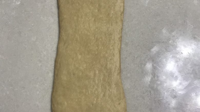 蜂蜜咖啡吐司,用擀面杖从中间向二头擀开,边上的气泡用手拍掉。