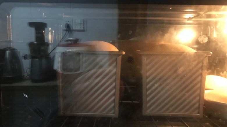 蜂蜜咖啡吐司,送进提前预热好的烤箱中下层,上下火170度42分钟,刚有上色立即加盖锡纸。