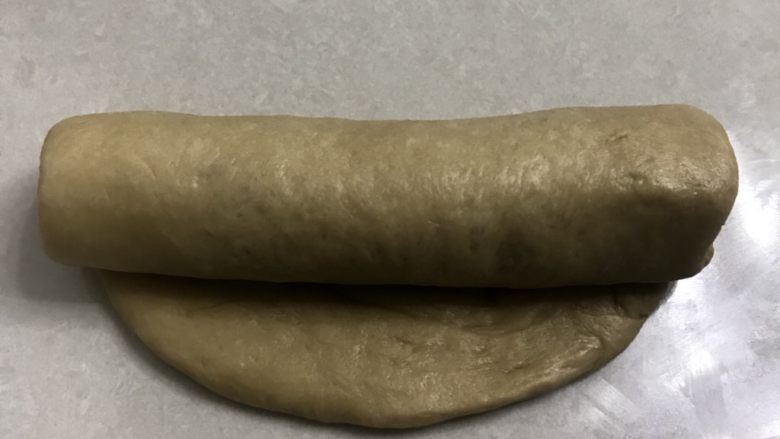蜂蜜咖啡吐司,自上而下卷起,全部做完。