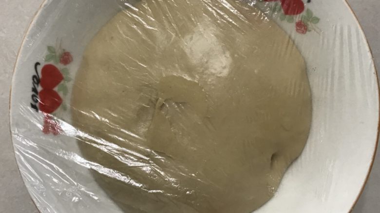 蜂蜜咖啡吐司,拿出来揉成光滑的面团放入预先抹好油的大碗里,盖上保鲜膜。