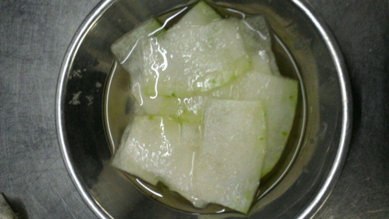 橙香东瓜排,用<a style='color:red;display:inline-block;' href='/shicai/ 3729'>白糖</a>腌制,腌四道五小时左右