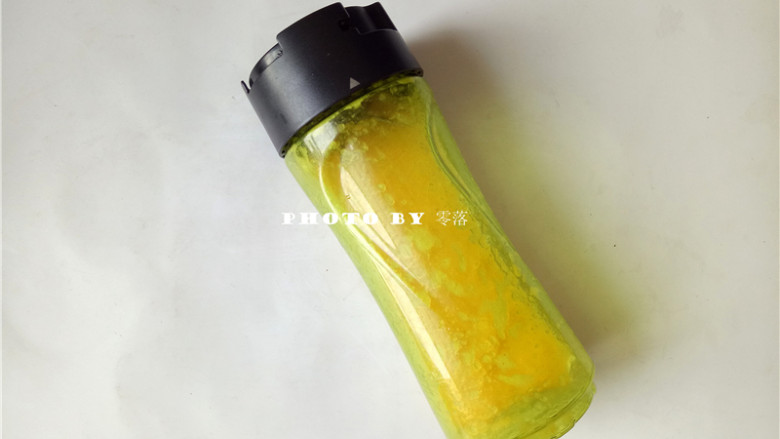 香橙蛋糕,橙子剥开,取出橙子肉;将橙子榨汁;