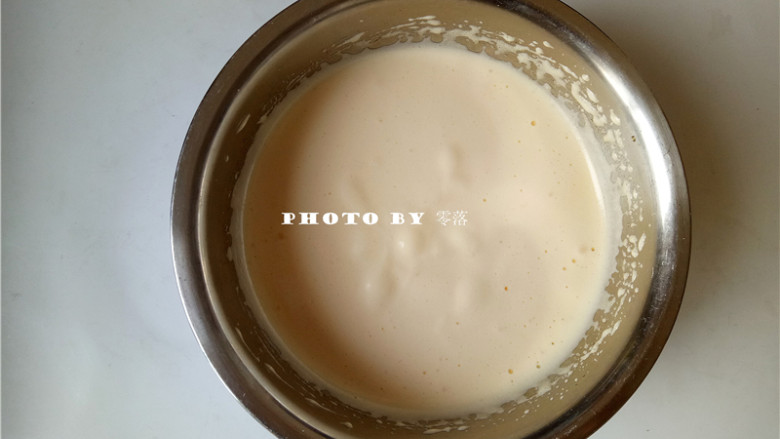 香橙蛋糕,隔温水,将蛋液打发,提起打蛋头写8字,几秒内不消失;