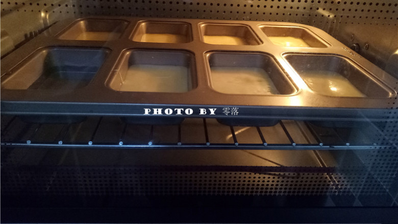 香橙蛋糕,烤箱上下火170度预热后,将模具放入烤箱中层;烘烤25分钟;