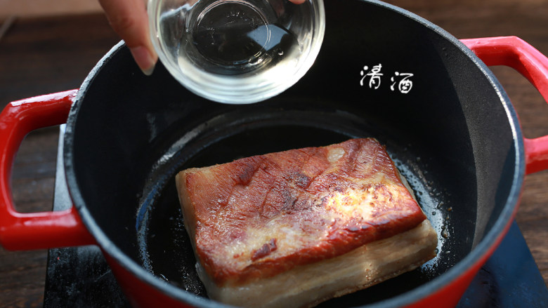 日式叉烧,依次倒入清酒，<a style='color:red;display:inline-block;' href='/shicai/ 866'>冰糖</a>，老抽，清<a style='color:red;display:inline-block;' href='/shicai/ 156925'>水</a>（没过肉2/3即可），姜片，2勺盐。