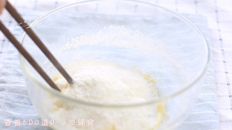 米粉丸子,1个鸡蛋打散,30克婴儿米粉加入搅拌。