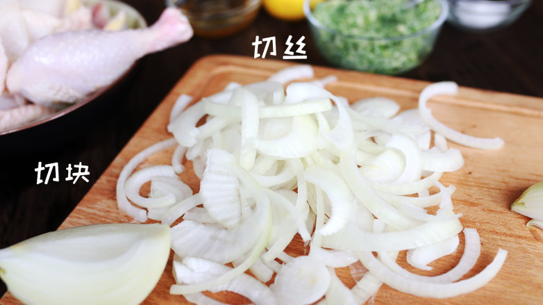 感恩节烤鸡,<a style='color:red;display:inline-block;' href='/shicai/ 2579'>白洋葱</a>一半切丝,一半切大块备用