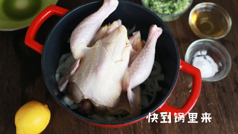 感恩节烤鸡,白洋葱丝平铺于锅底,并将鸡放入锅中将香料涂抹在鸡皮与鸡肉之间,剩余的香料涂抹在鸡皮表面