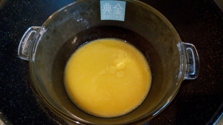 玛德琳蛋糕,隔水加热,将黄油融化成液态