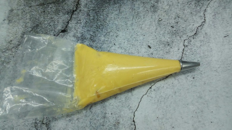 玛德琳蛋糕,裱花袋一个(将裱花袋套在一个宽口的杯子上,将面糊倒入裱花袋里,用塑料刮板把面糊往下刮)