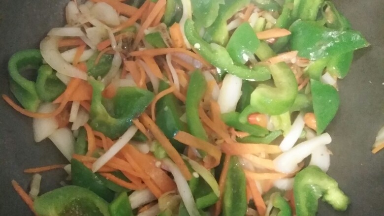 辛辣菜蔬,放入其他蔬菜爆炒1-2分钟,按顺序放入调味料(花椒粉、鸡精、味精、低钠盐) 差不多熟了挡水淀粉勾芡